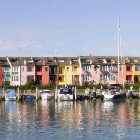 Lägenhet Bright Flat With Balcony-beahost